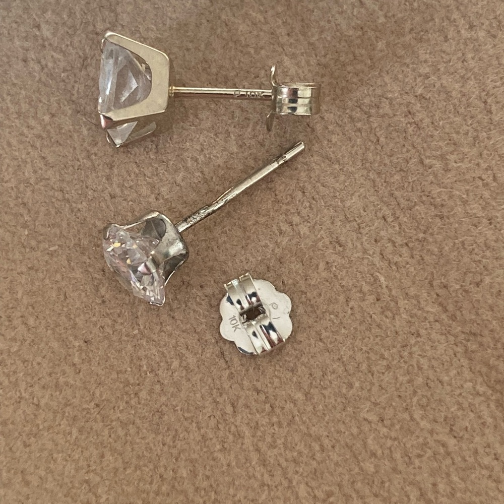 10k 2 single white gold Stud Earrings - Picture 4 of 9